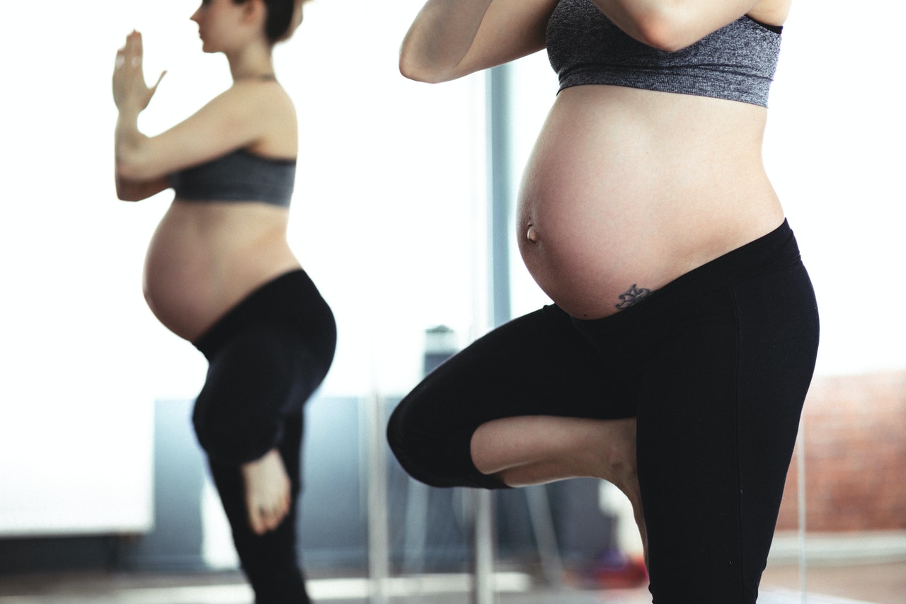 Algunas de las actividades físicas que se pueden practicar para cuidar la salud durante el embarazo son la natación o hacer yoga