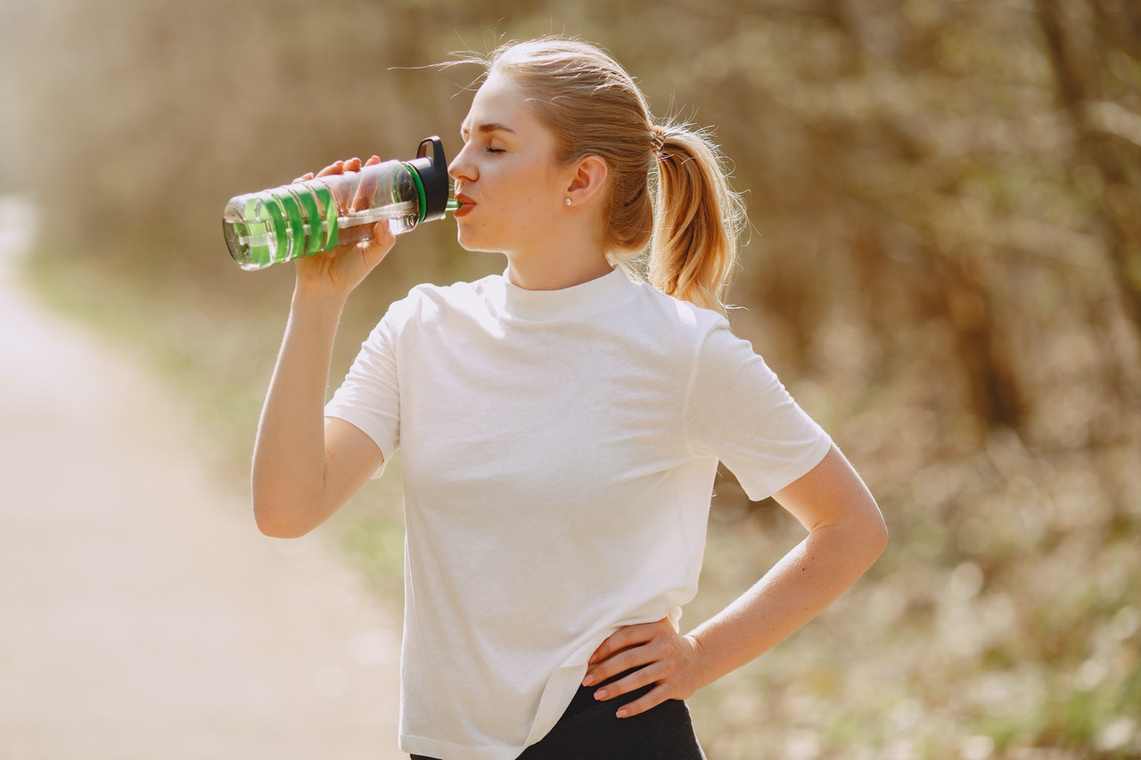 Beber agua mientras se hace deporte es clave para reponer los líquidos y electrolitos perdidos