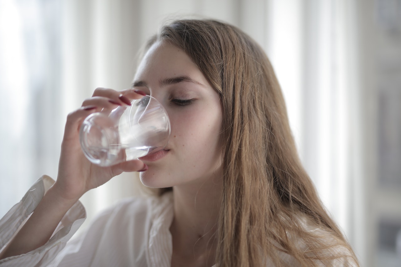 El agua mineral natural es la mejor opción para evitar la deshidratación