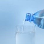 El agua de mineralización muy débil puede cubrir las necesidades nutricionales de calcio