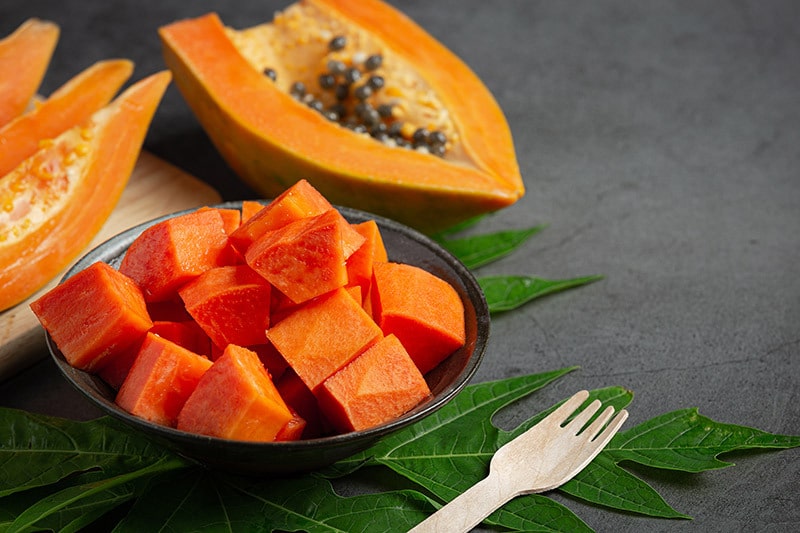La papaya es diurética, lo que ayuda a prevenir infecciones urinarias