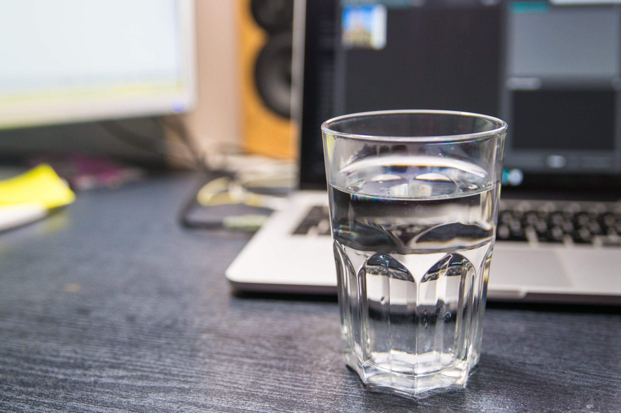 Beber agua mineral en el trabajo permite ser más eficientes y estar de mejor humor